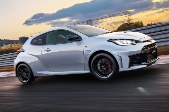 RZ“High performance” + Aero performance package［GR-DAT（8AT・4WD）］